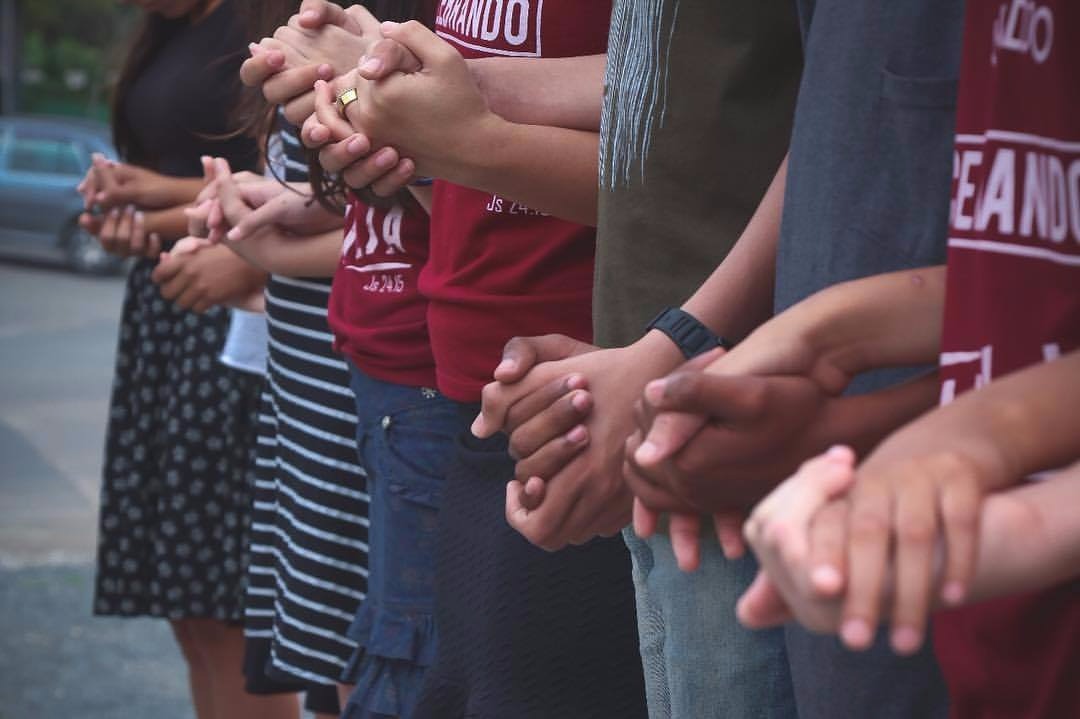 Adolescentes da UNIAADJO também oram por Joinville